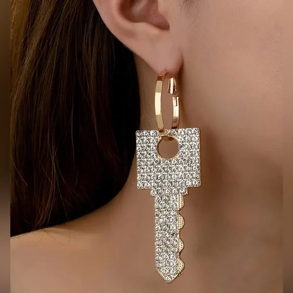 🆕 Chic Boho-Inspired Large Key Dangle Earrings with Sparkling Rhinestones - Picture 1 of 5